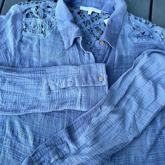 Miss Me, Button down women's size S shirt, blue lace cutwork - Picture 3 of 9